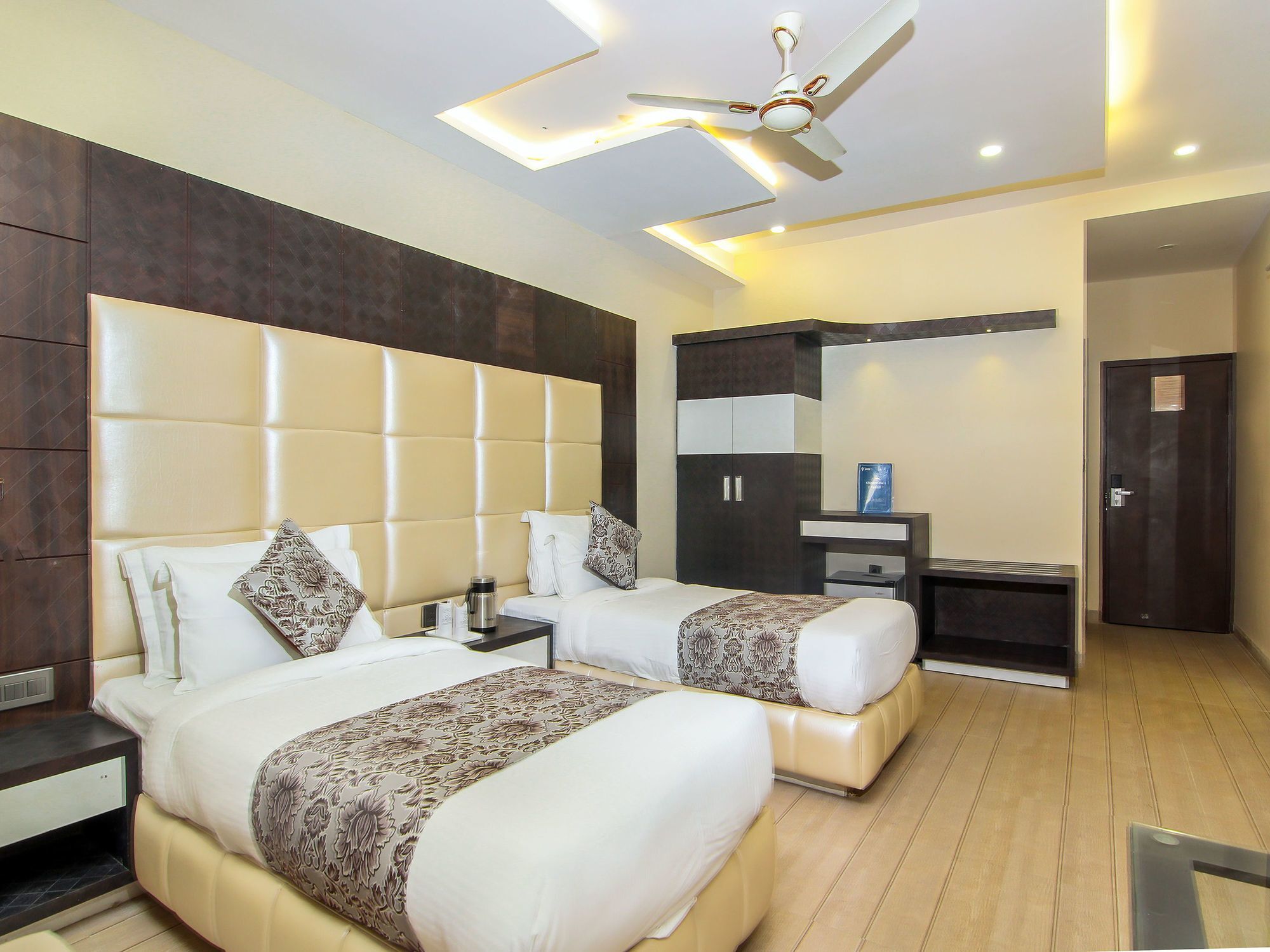 Moments Hotel Lucknow Buitenkant foto